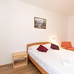 아파트 Scenic Elegant Krk With Balcony And Pool