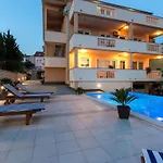 Scenic Elegant Krk With Balcony And Pool 아파트 *