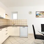 아파트 Scenic Elegant Krk With Balcony And Pool *