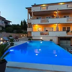 아파트 Scenic Elegant Krk With Balcony And Pool 크르크