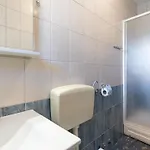 아파트 Scenic Elegant Krk With Balcony And Pool