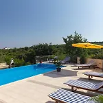 아파트 Scenic Elegant Krk With Balcony And Pool