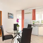 Scenic Elegant Krk With Balcony And Pool Apartamento